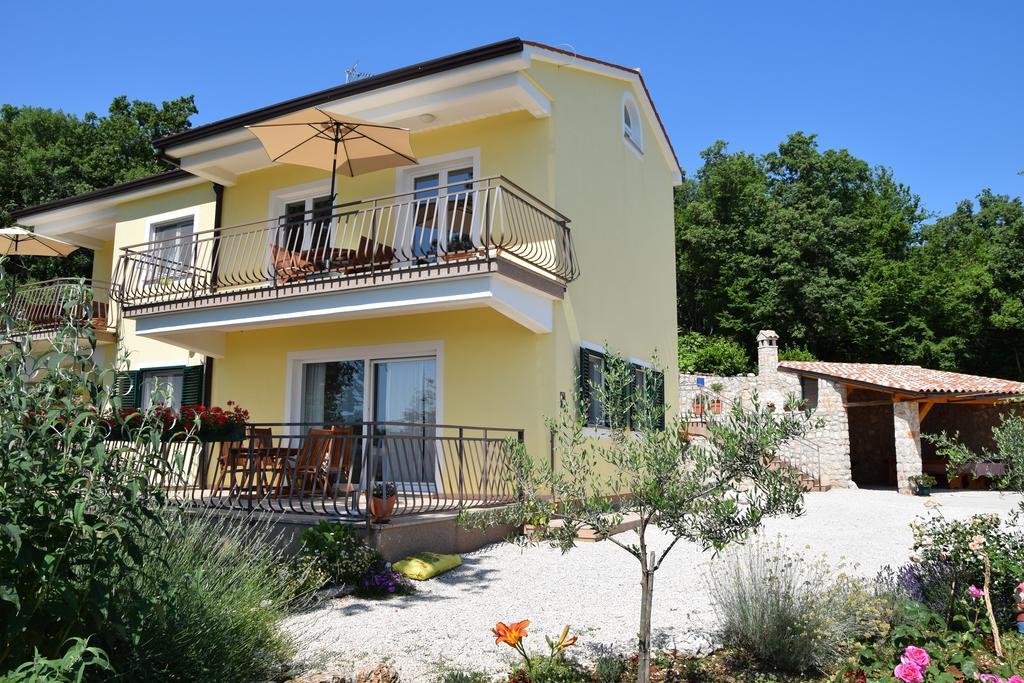 Apartments Sandra Brseč エクステリア 写真