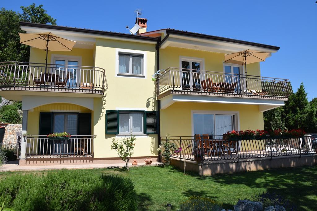 Apartments Sandra Brseč エクステリア 写真
